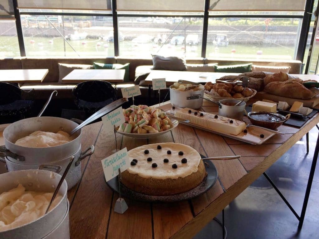 Jälkkäripöytä Faro